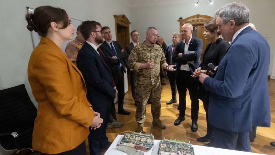 Європейським послам показали іноземні компоненти з ракет і дронів, якими росія била по Україні 24 травня  