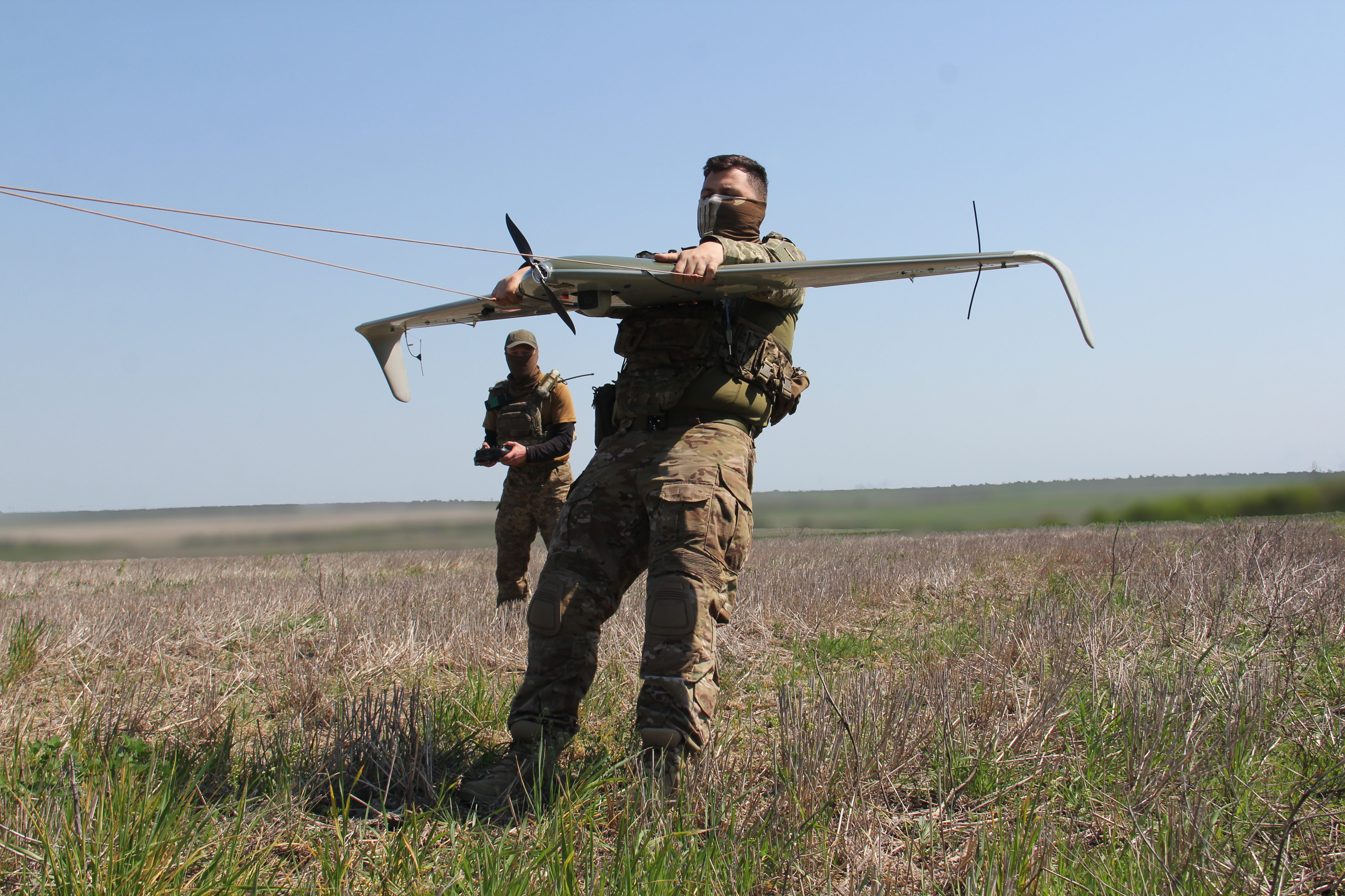 Український військовослужбовець запускає розвідувальний БПЛА