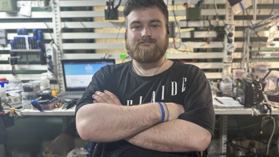 «Кожен дрон має свій характер»: репортаж із FPV-лабораторії на передовій