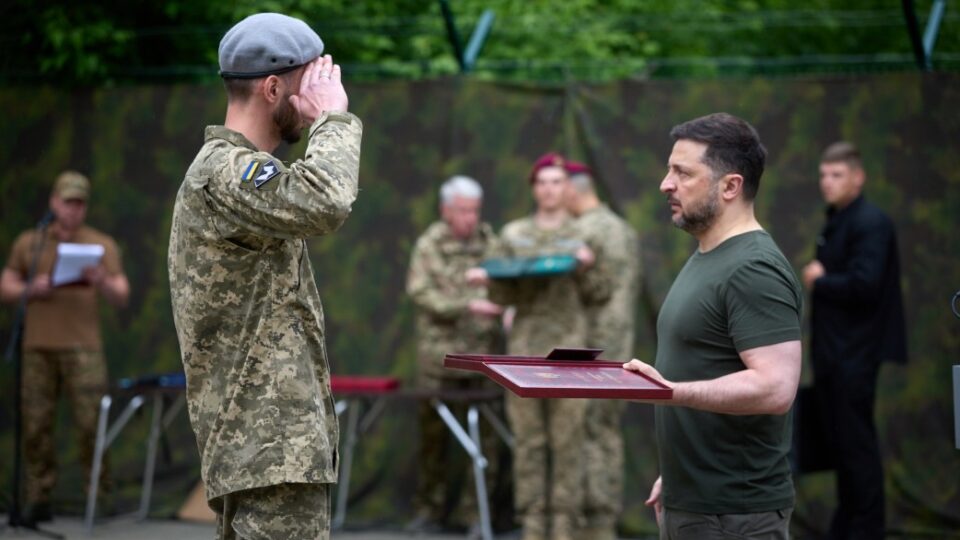 Президент відзначив воїнів ССО орденами «Золота Зірка» і вручив бойовий прапор  