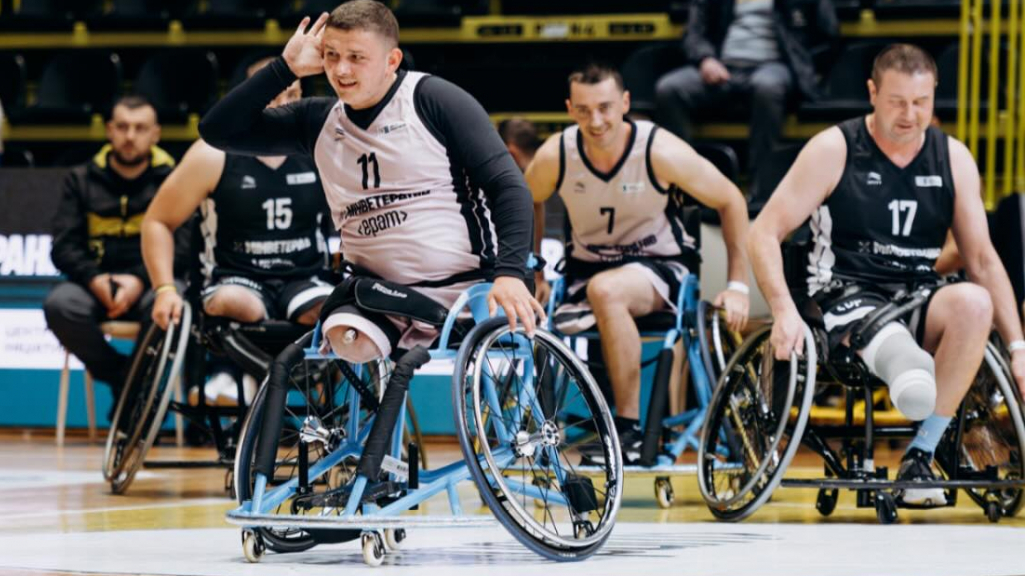 Наші воїни з амутаціями грають у баскетбол