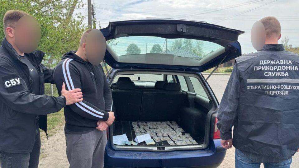 Ввозили як гумдопомогу і продавали за готівку: на Волині викрили шахрайську схему з авто для ЗСУ  