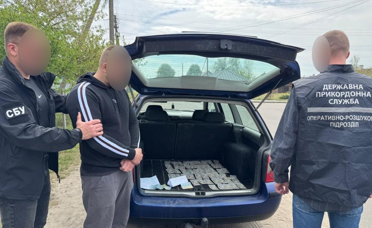 Правоохоронці та затриманий поруч з авто