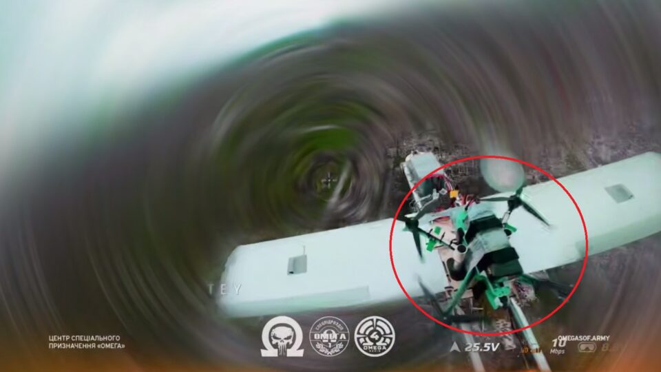Несуть на собі FPV-дрони: зенітники ЦСП «Омега» показали полювання на оновлені моделі «Молній»  