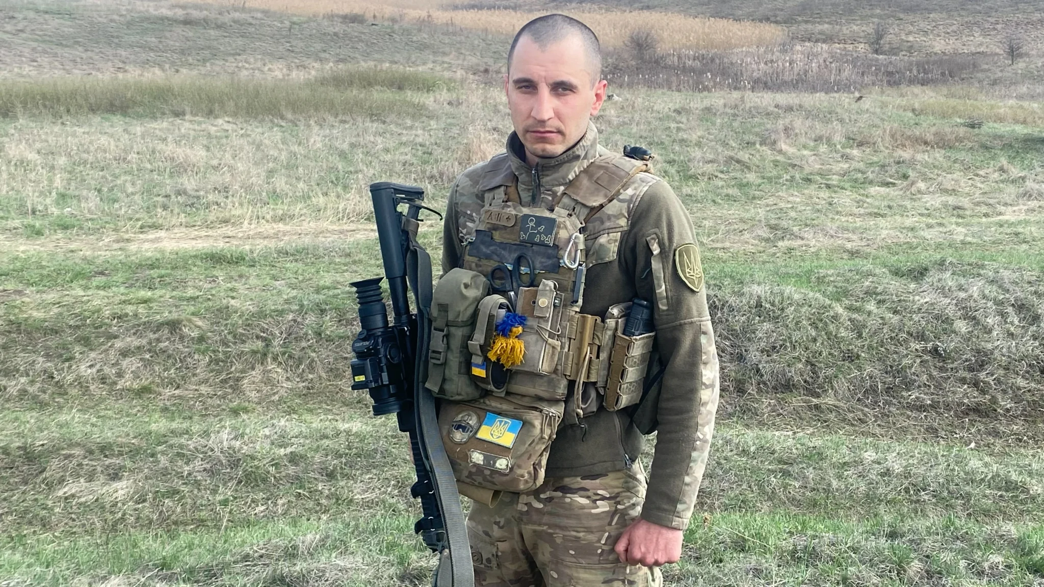 український військовослужбовець зі зброєю