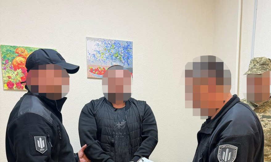 Знущання з побратима перед строєм: підозрюваного у побитті військового затримано  