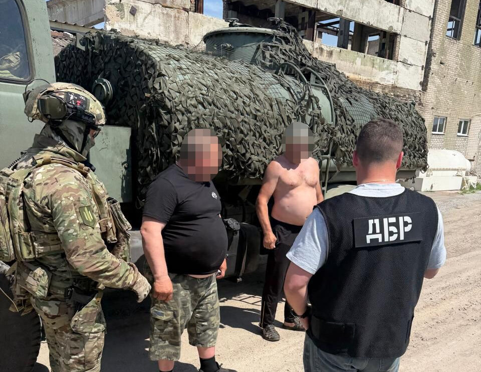 Чоловіки стоять біля бензовоза