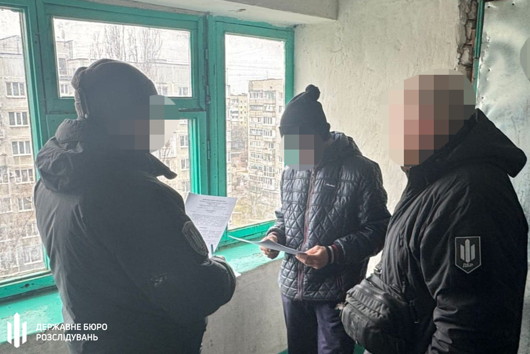 Цивільний в оточенні правоохоронців