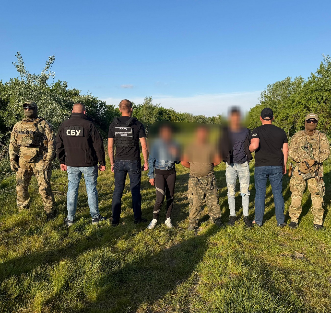 Затримані в оточенні прикордонників