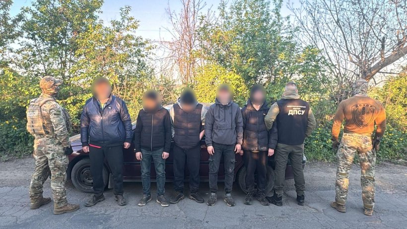 Затримані ухилянти в оточенні правоохоронців