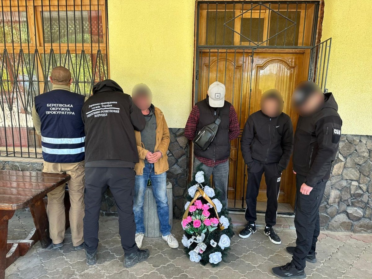 Затримані з похоронним вінком в оточенні прикордонників