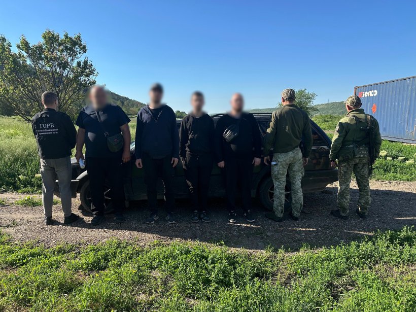 Затримані стоять біля машини