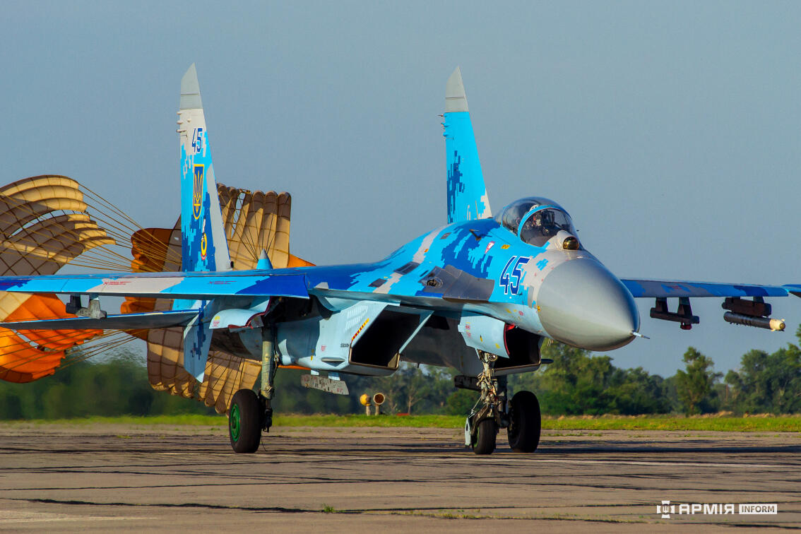 Літак Су-27 на злітній смузі