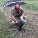 Підполковник Олексій Колос проводить дослідження протитанкової міни