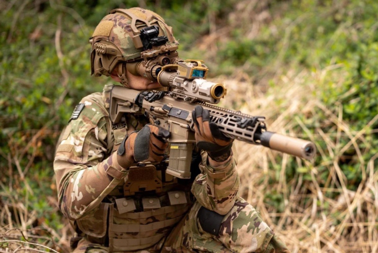 Американський військовий стріляє з нової гвинтівки Армії США M7