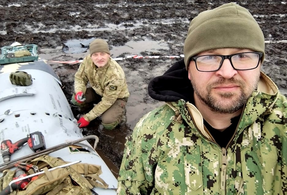 Полковник Олексій Колос і&nbsp;лейтенант Євген Грабар досліджують залишки ракети в польвих умовах