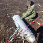 Полковник Олексій Колос проводить ідентифікацію авіаційної ракети в польових умовах