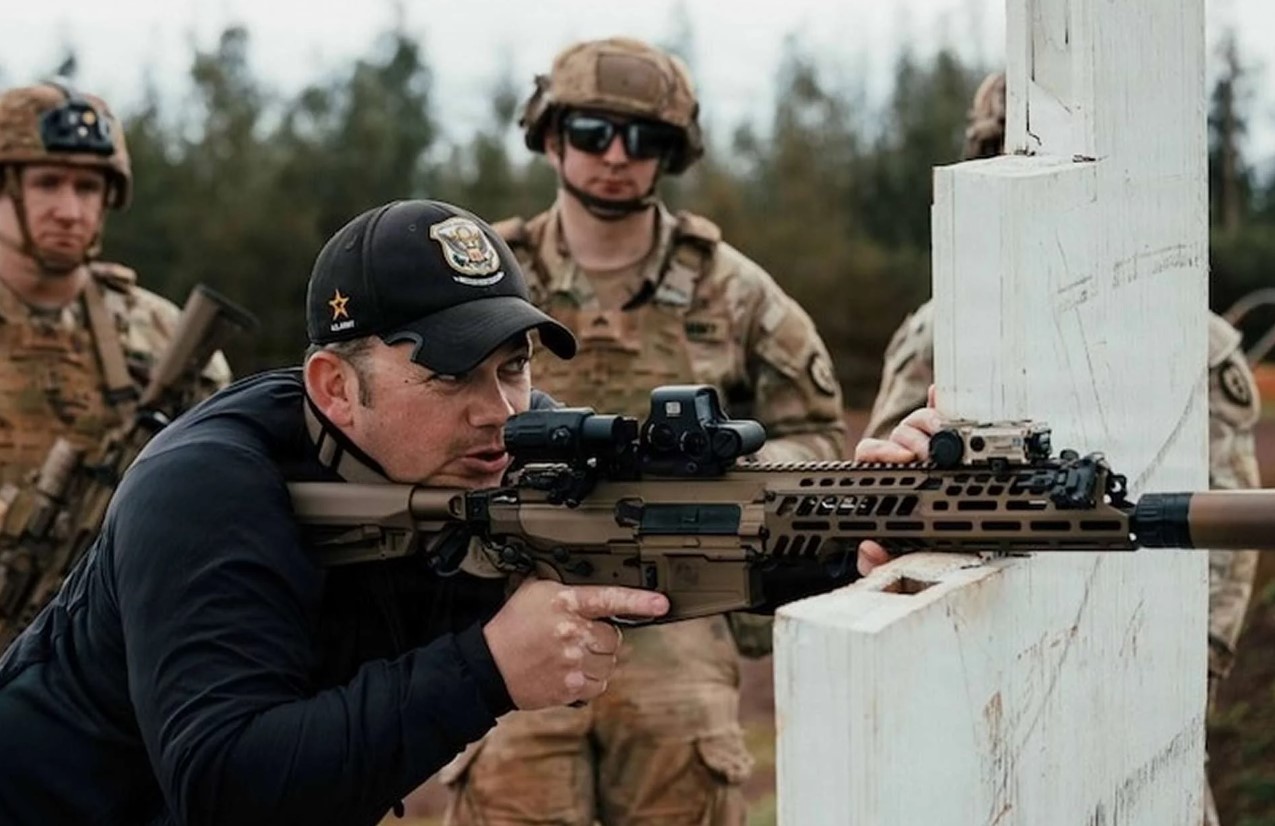 Інструктор демонструє перед американськими військовими стрільбу з нової гвинтівки M7