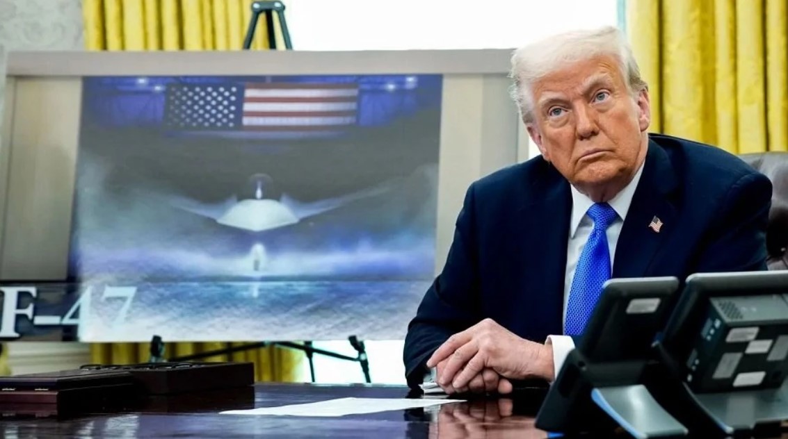 Президент США Дональд Трамп презентує літак F-47 у Білому домі