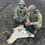 Полковник Олексій Колос із колегою перевіряють відсутність «пасток» на ворожому БпЛА