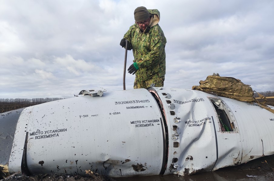 Полковник Олексій Колос оглядає авіаційну ракету Х-22 перед знешкодженням