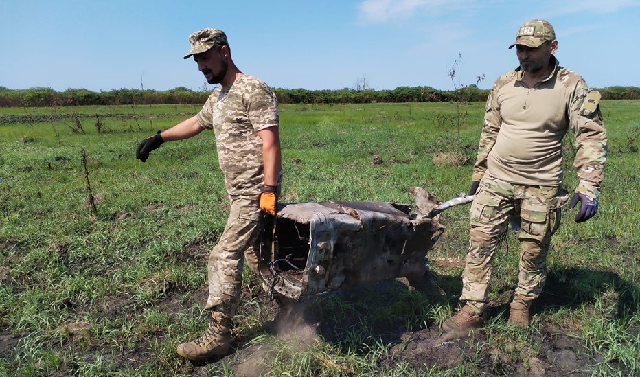 Полковник Олексій Колос і&nbsp;лейтенант Євген Грабар вилучають фрагменти новітньої авіаційної ракети Х-69 для подальших досліджень
