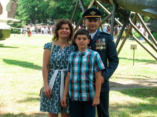 Олександр Довгач з дружиною та сином