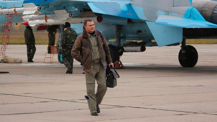 Олександр Довгач на військовому аеродромі поряд з військовий літаком