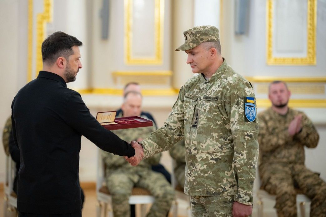 Президент України нагороджує Олександра Довгача «Золотою Зіркою» Героя України