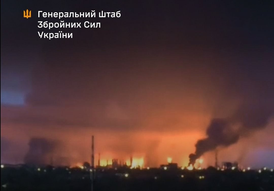Промислова інфраструктура палає на тлі нічного неба