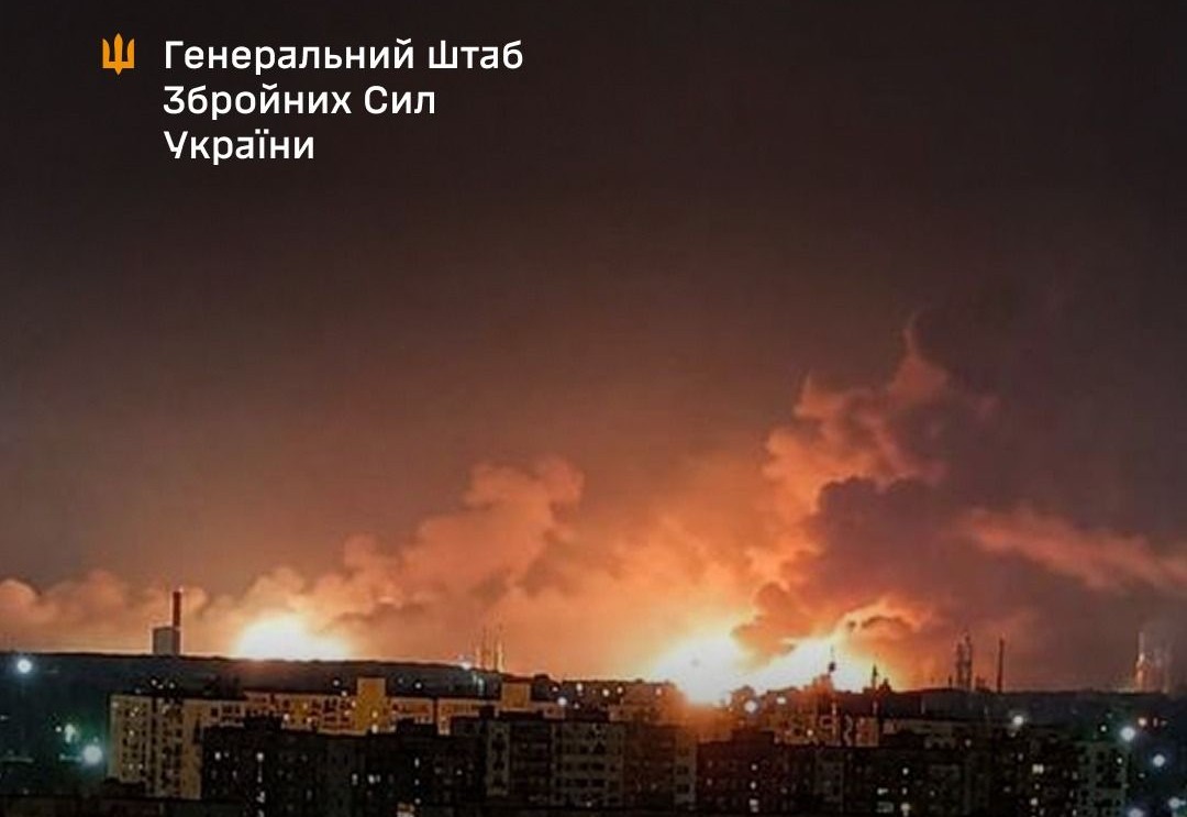 Промислова інфраструктура ворога палає уночі