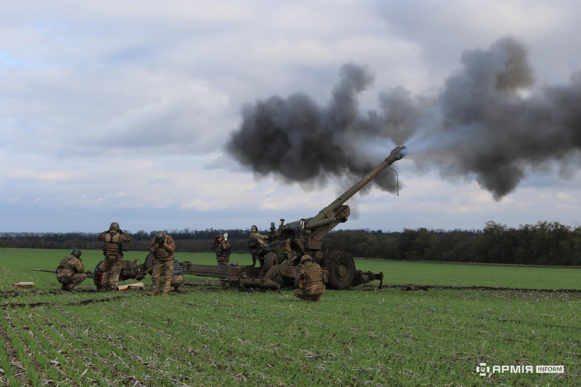 Гармата стріляє у полі