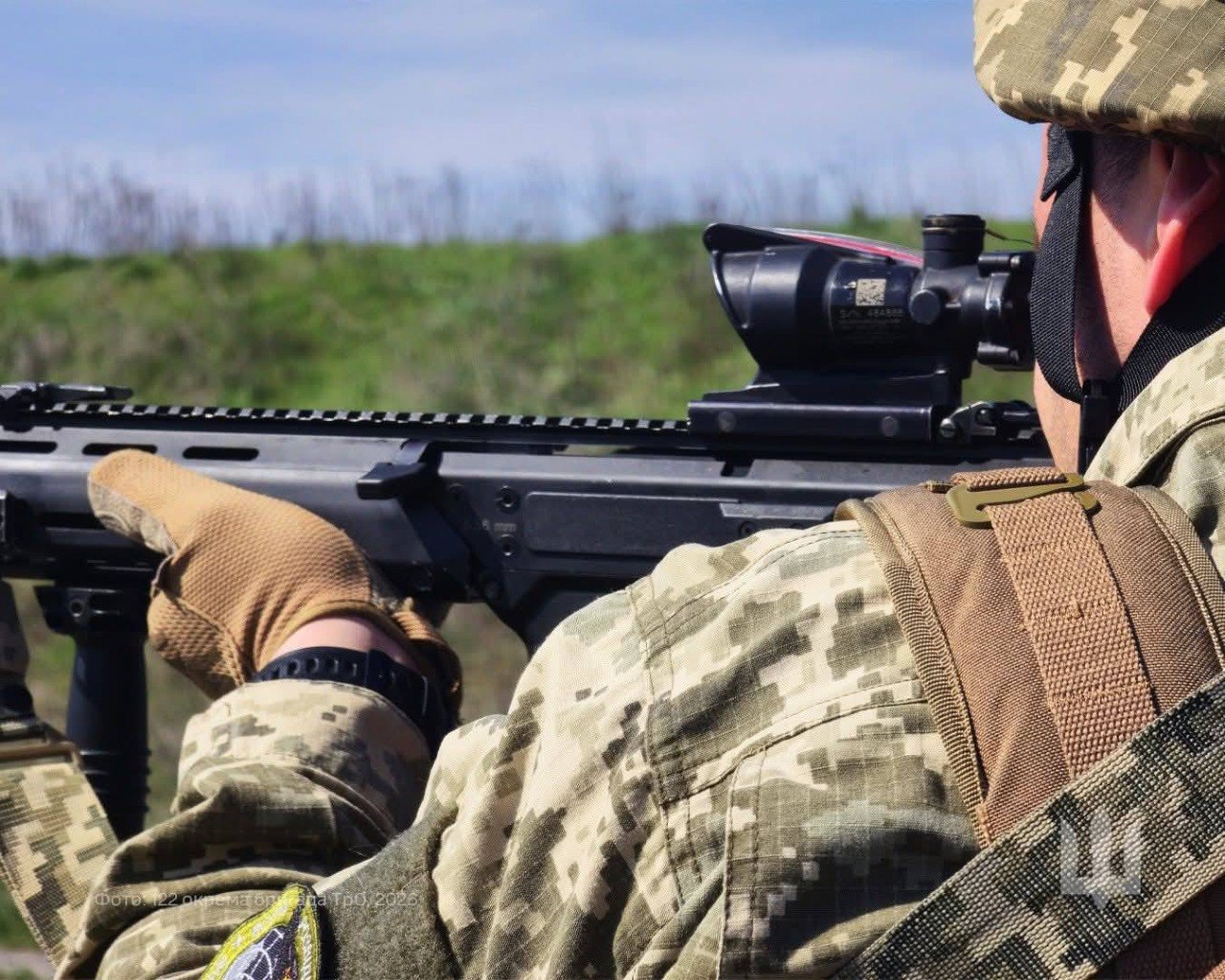 Військовий цілиться з автоматичної зброї