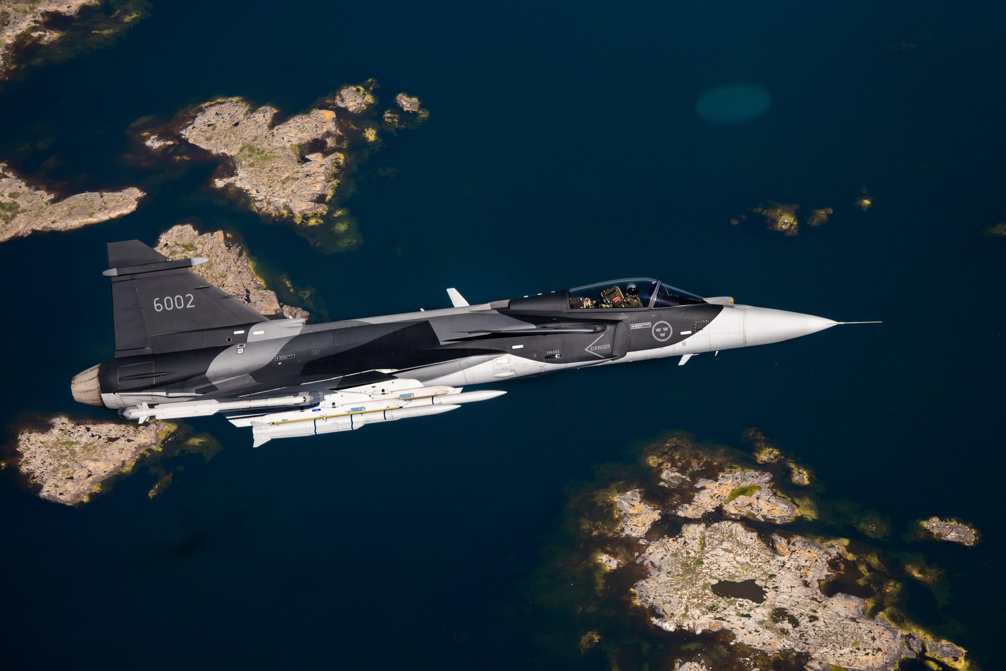 Винищувач Gripen ВПС Швеції летить над морем та островами