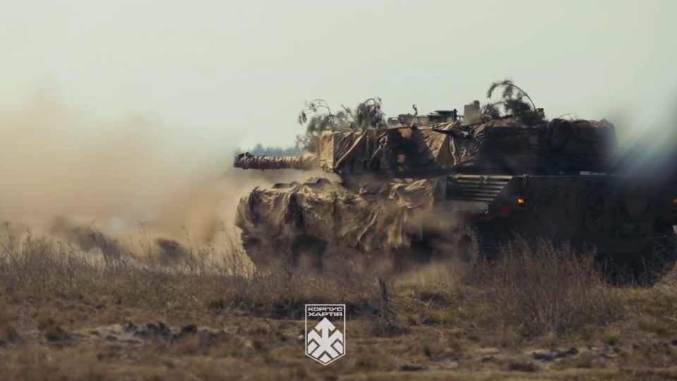 «Коли гуде „Леопард“ — піхота оживає»: у «Хартії» показали бойові навчання танків і Bradley  