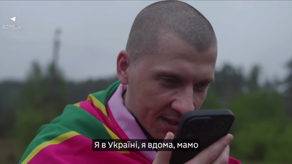 «Я в Україні, я вдома, мамо» — з’явилися кадри перших дзвінків звільнених із полону захисників  