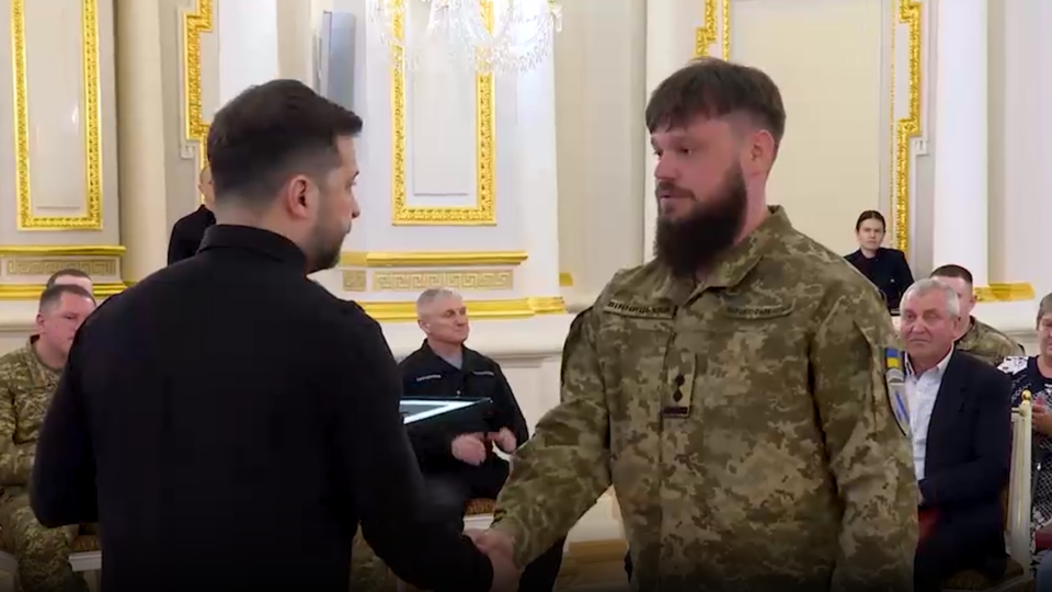 «Україна тримається завдяки таким людям»: Володимир Зеленський нагородив воїнів Сил оборони  