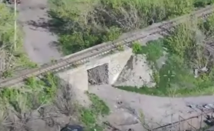 «Куди ступив — там і ліг»: на Покровському напрямку показали серію підривів російської піхоти на мінах  