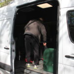 Військовослужбовець заходить в пересувний барбершоп на основі мікроавтобуса