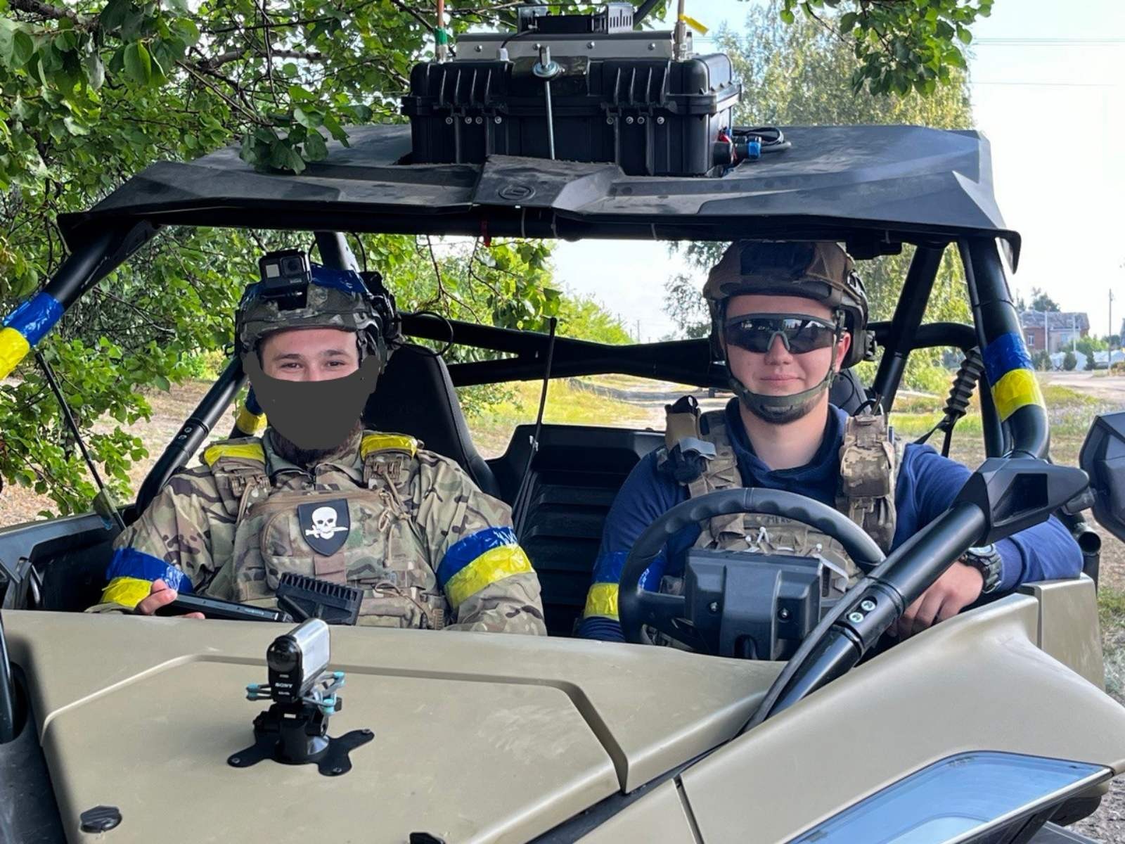 Олександр Явнюк за кермом військового багі