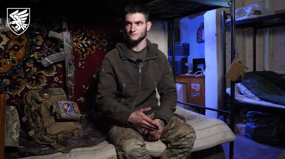 Військовий сидить на ліжку