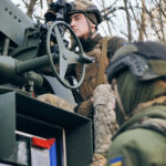 Курсант Академії Сагайдачного опановує керування артилерійською установкою