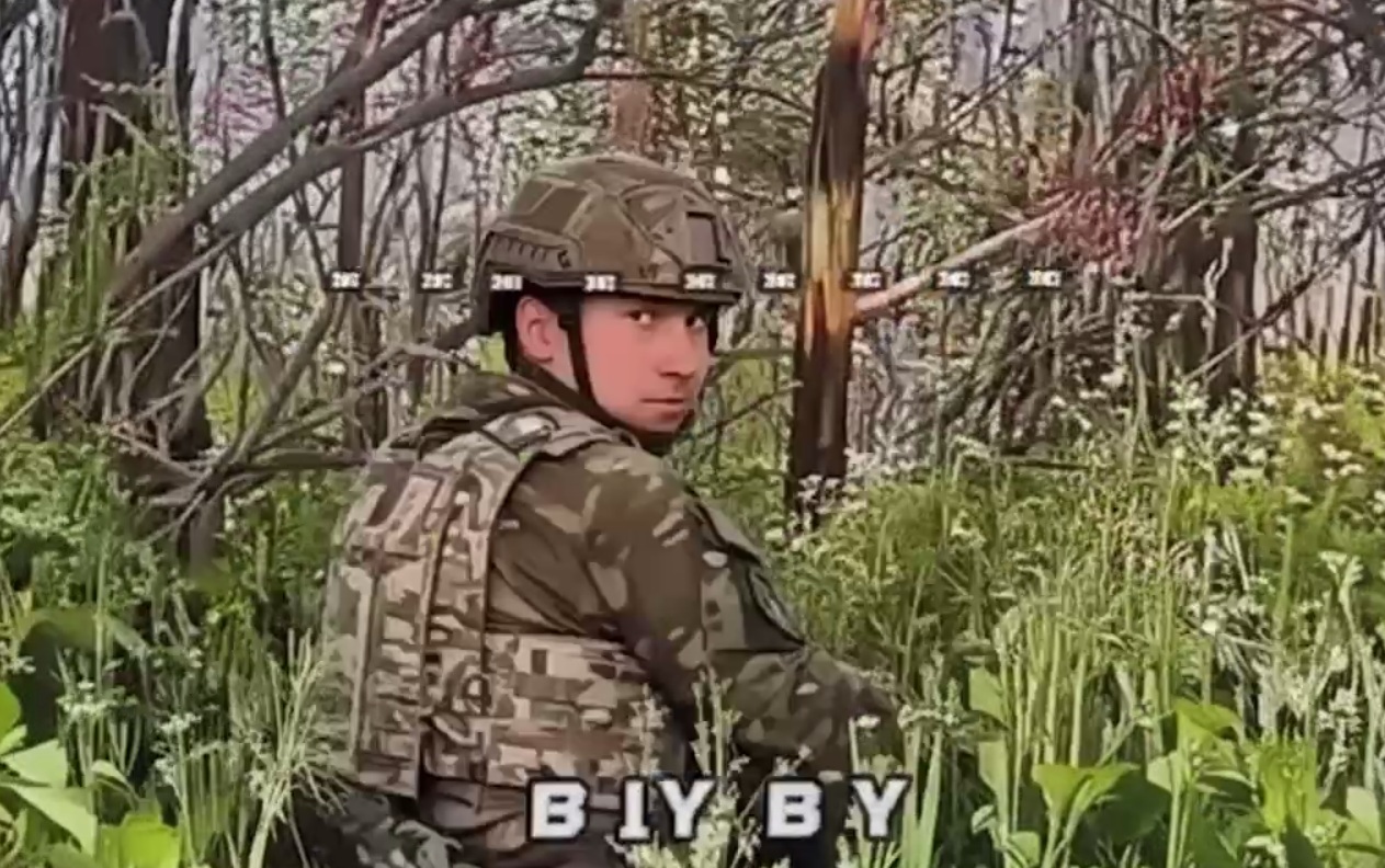 Російський військовий в об'єктиві FPV-дрона