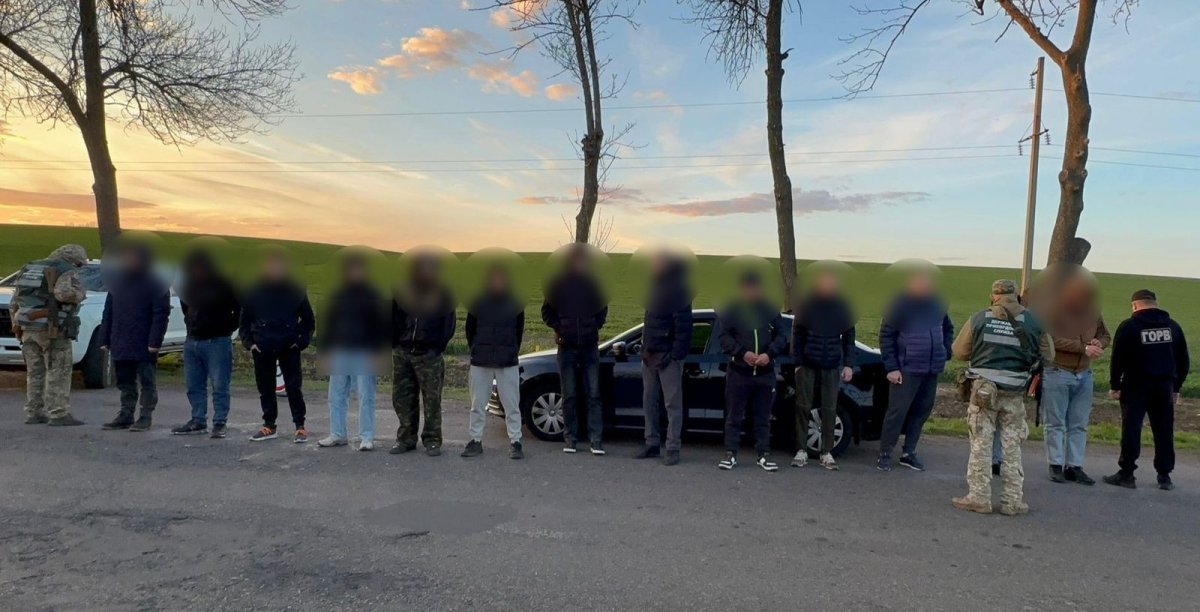 Шеренга затриманих ДПСУ ухилянтів