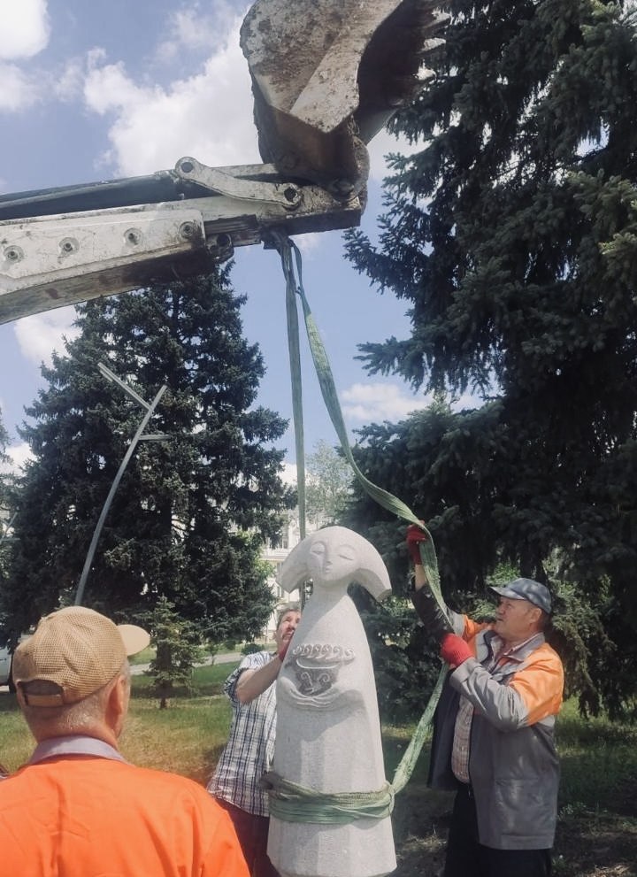 Скульптуру вантажать за допомогою крану