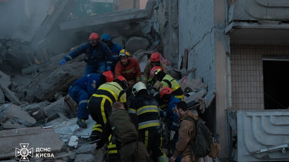 Відомо вже про 2 загиблих внаслідок російського удару по житловому будинку у Києві  