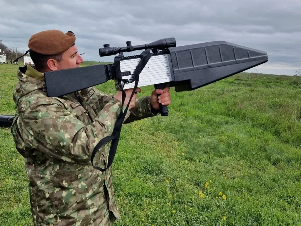 Військовий з засобом РЕБ