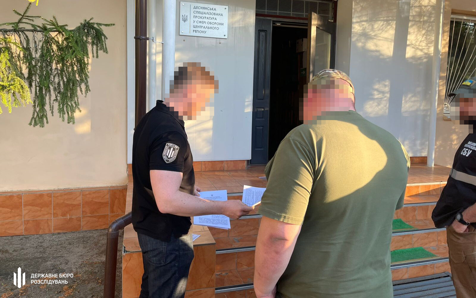 ДБР вручає підозру військовому