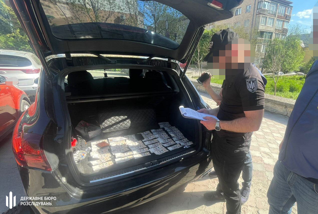 ДБР біла авто, в багажнику якого гроші