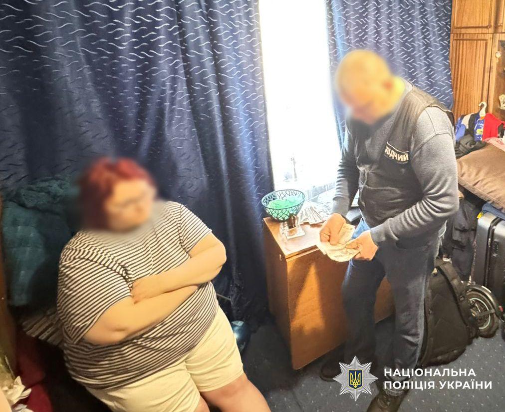 Затримана жінка сидить склавши руки
